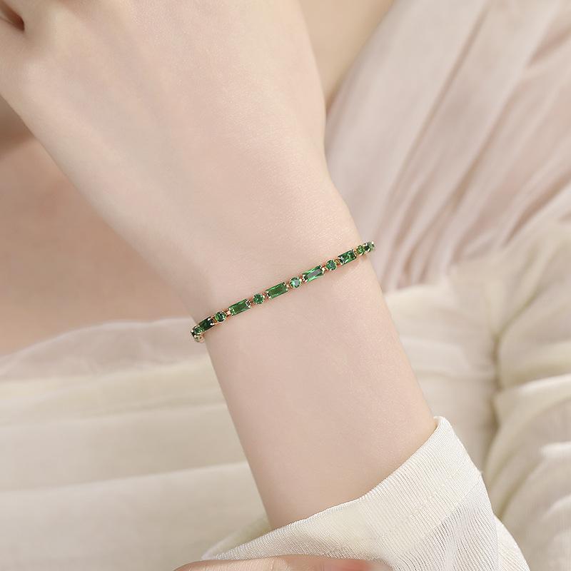 French Retro Green Bracelet for Women, Stylish and Simple.