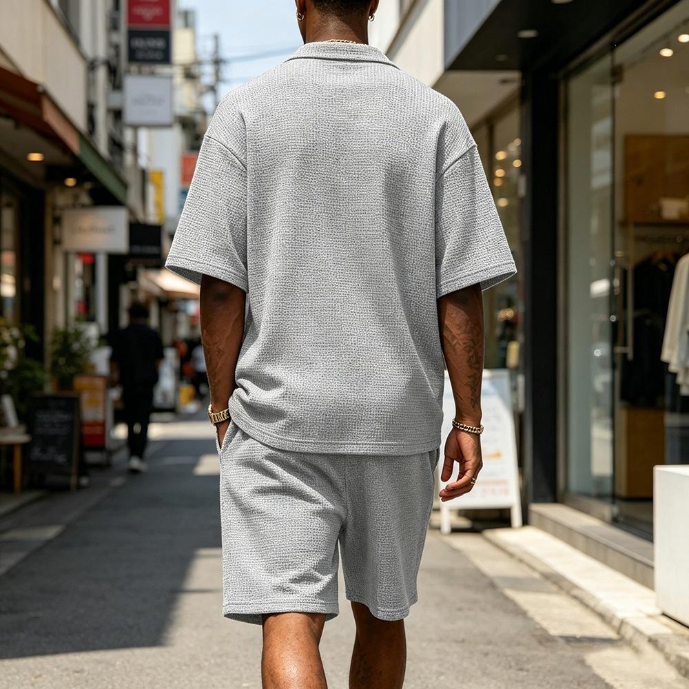 Conjunto Deportivo Casual para Hombre: Conjunto de Dos Piezas de Camiseta de Punto de Color Sólido con Cuello en V Profundo y Pantalones Cortos de Verano