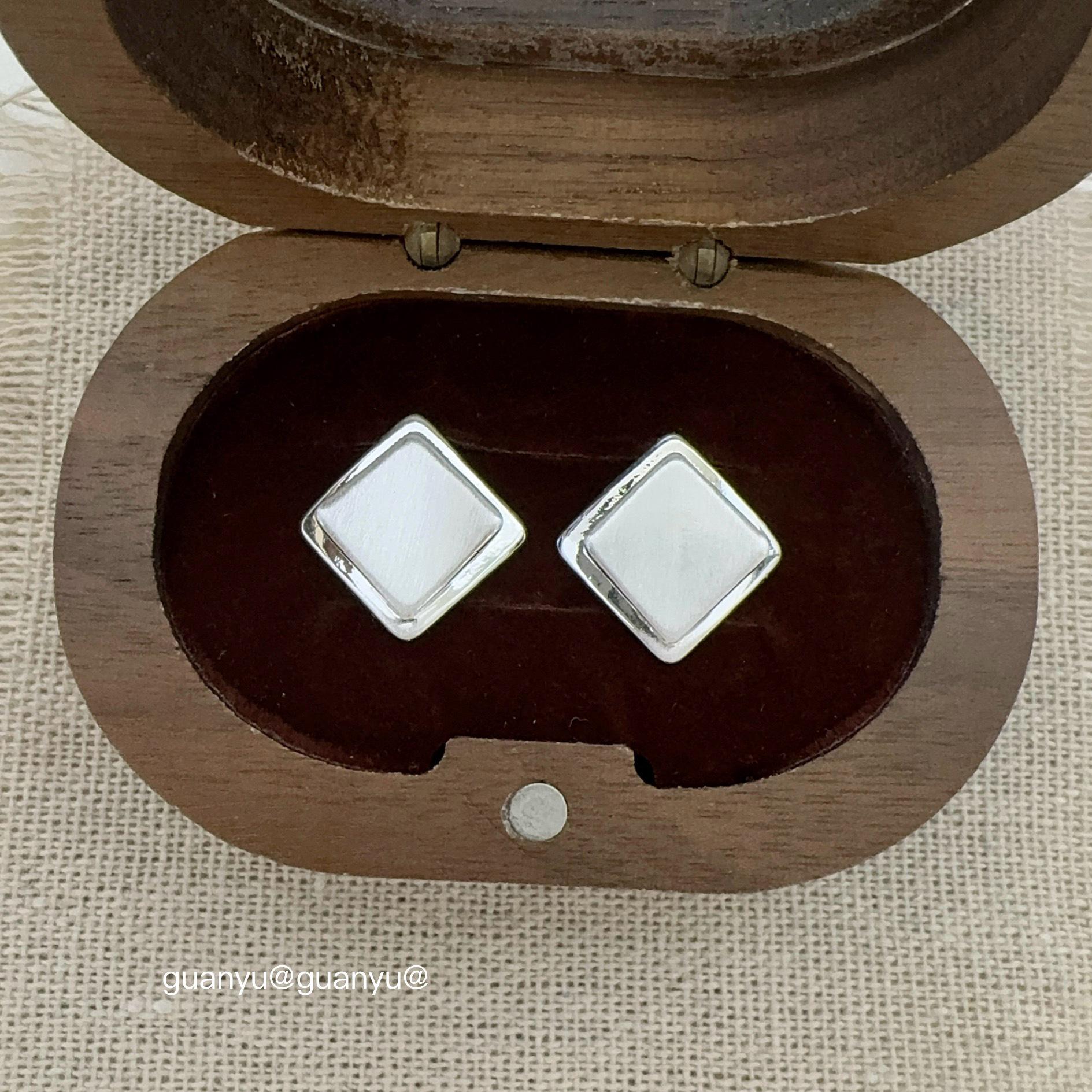 

Металлические квадратные серьги-пусеты для женщин: Изысканный, Универсальный и Стильный