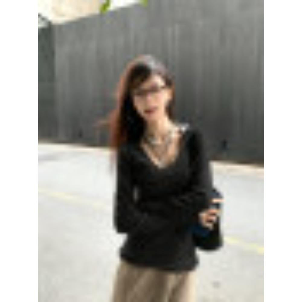 A Simple V-neck Long-sleeved Knitted Sweater for Women's Autumn and Winter, Featuring A Cinched Waist and A Slimming Look As A Base Layer