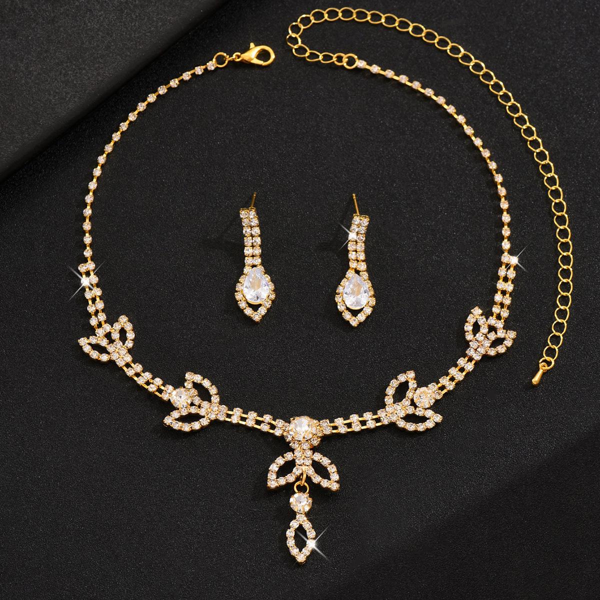 

Весільний набір зі стразами та сережками для жіночих банкетів