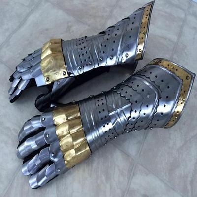 Par de armadura de guantes de guantelete con detalles de latón ~ Caballero cruzado medieval ~ Acero