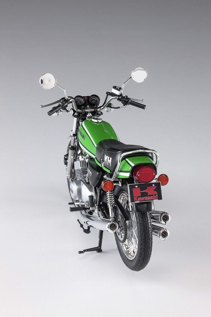 Plastikový model motocyklu Kawasaki BK6 řady Hasegawa v měřítku 1:12, KH400-A7.
