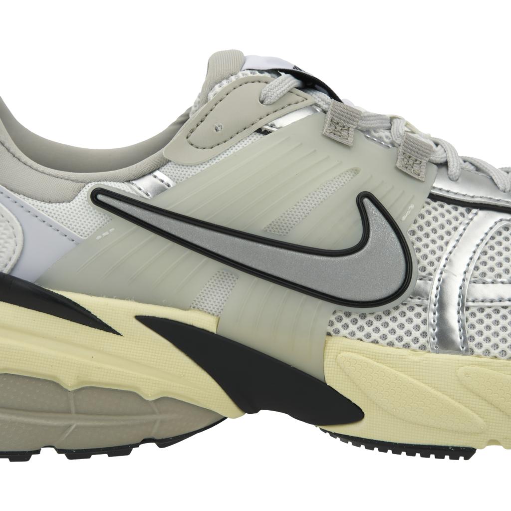 Nike Mens V2K Run Pure Platinum Metallic Silver Men Sneakers  display picture 2
