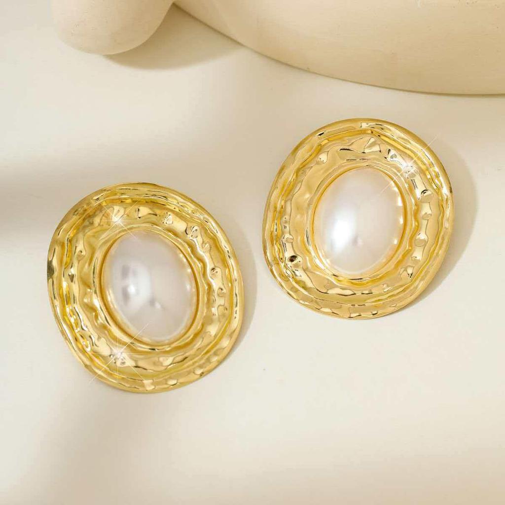 Elegant Oval Pearl Earrings: Light Luxury Design for Women