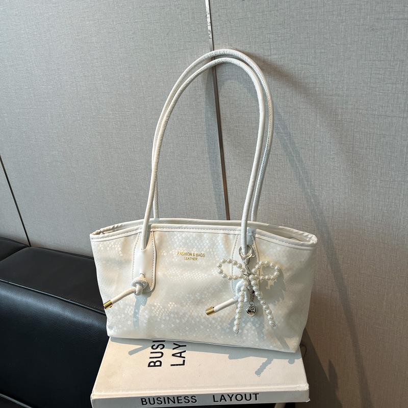 

Популярная модная горизонтальная большая вместимость нишевый дизайн чувство кэжуал и универсальная летняя новая сумка на одно плечо подмышку женская no pendant белый