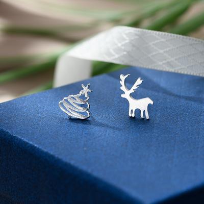 Boucles d'oreilles à tige en forme de cerf pour sapin de Noël - Ornements d'oreilles asymétriques brossés simples pour femmes - Yilu a votre version coréenne des accessoires de conception de niche