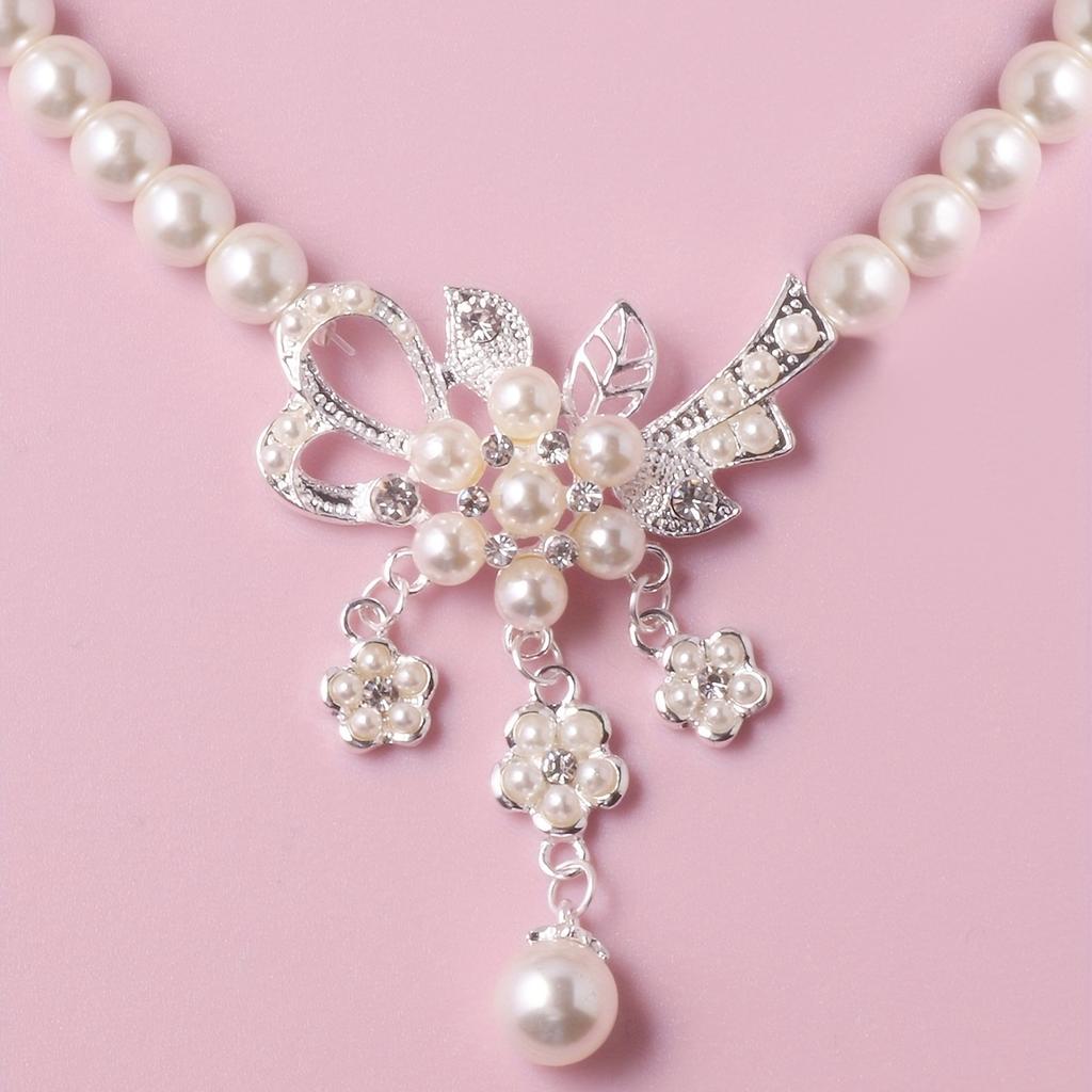 Imitation Pearl Jewelry Three-Piece Set An imitation pearl necklace A pair of faux pearl earrings