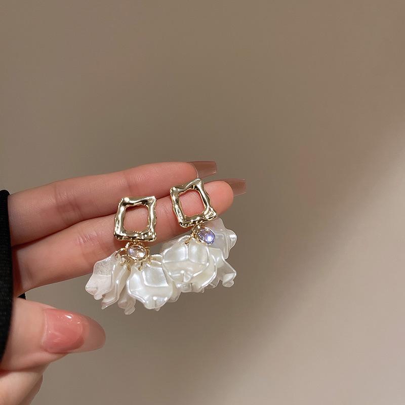 Elegant Heart Pearl Flower Stud Earrings - Stylish and Versatile for Women