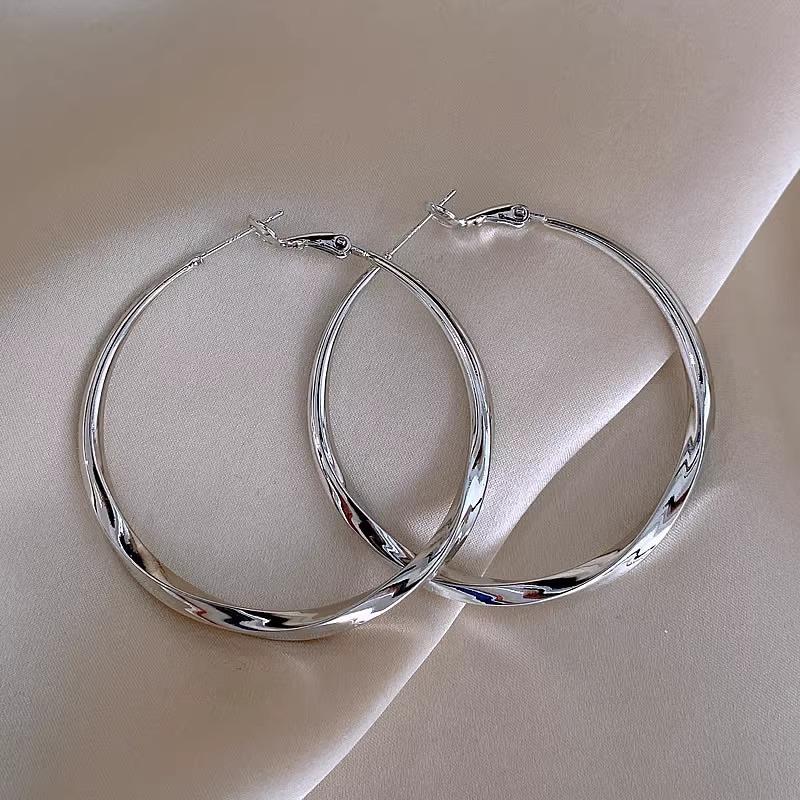 Exaggerated Large Plated Ear Clips Light Luxury Niche High-end Unique Design Trendy Gift Elegant Lady's Classic Casual Jewelry