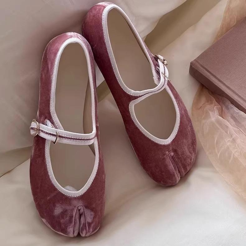 Tabi Split-Toe Ballet Flats Shoes Women Spring Autumn Velvet Buckle Strap Mary Jane Elegant Flannel Soft Ladies Loafers