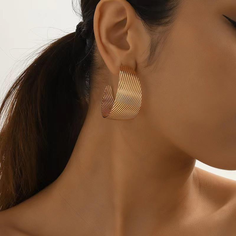 European and American Exaggerated Large C Stud Earrings, Circle Earrings, Metal High-end Fashion Personalized Earrings, Retro 