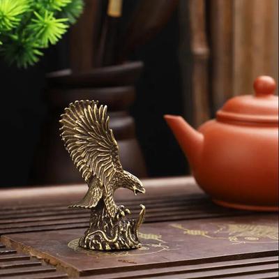 Statua in Ottone Massiccio Aquila Volante che Cattura un Serpente Scultura Animale Statuette in Ottone Retrò Ornamento Miniatura Decorazione per la Casa Feng Shui