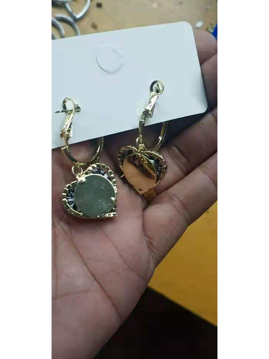 

Корейские серьги в стиле ретро с узором «гусиная лапка» в форме сердца: Высококлассный трендовый дизайн (2021)