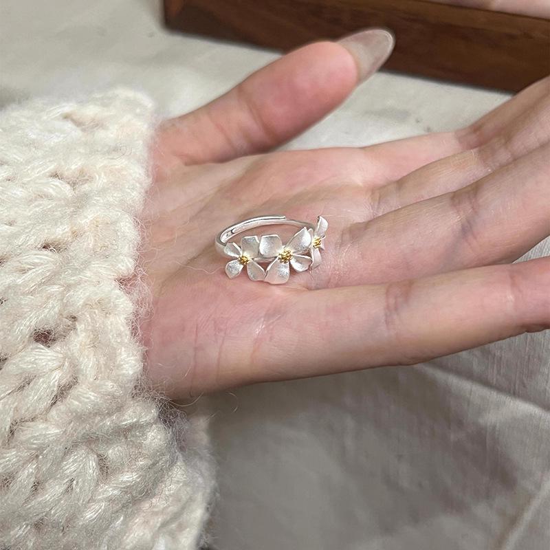 Szyścienisty Otwarty Pierścionek z Trzema Kwiatami: Wszechstronna, Modna i Unikalna Biżuteria na Rękę