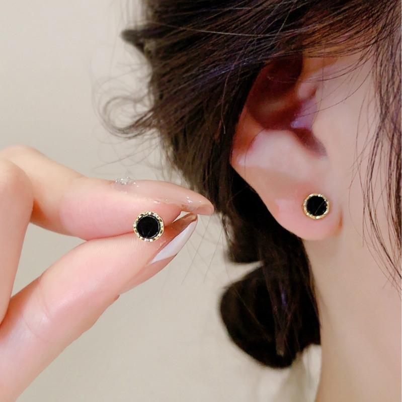 Black square small stud earrings women's sterling silver earrings, new popular exquisite temperament, advanced sense of nourishing ear hole earrings