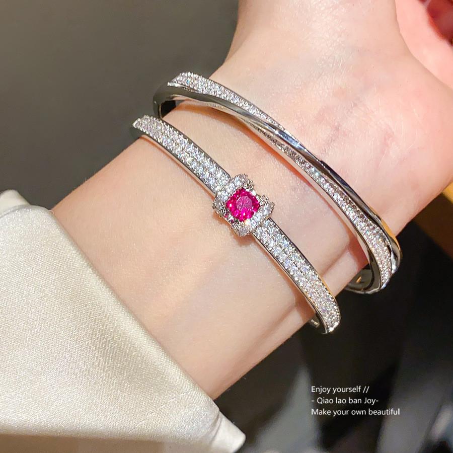 Geometric Zircon Round Fashion Bracelet With Silver Finish For Casual Wear And Gift