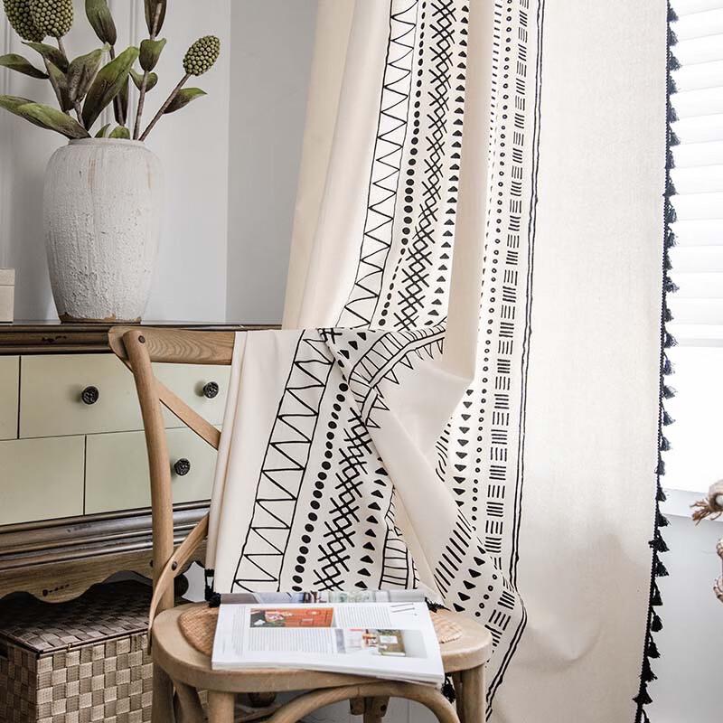 Геометрическая затемняющая штора Jingga из хлопка и льна с кисточками