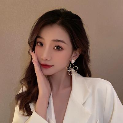 New Hong Kong Style Simple Hollow Flower Pearl Celebrity Atmospheric Stud Earrings Fashion Retro Earrings Women's Trend