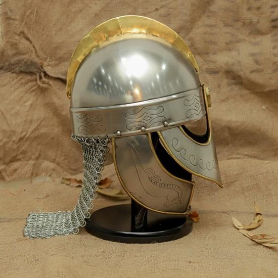 Nachbildung eines römischen gallischen Helms: Mittelalterliche Rüstung aus Stahl und Messing