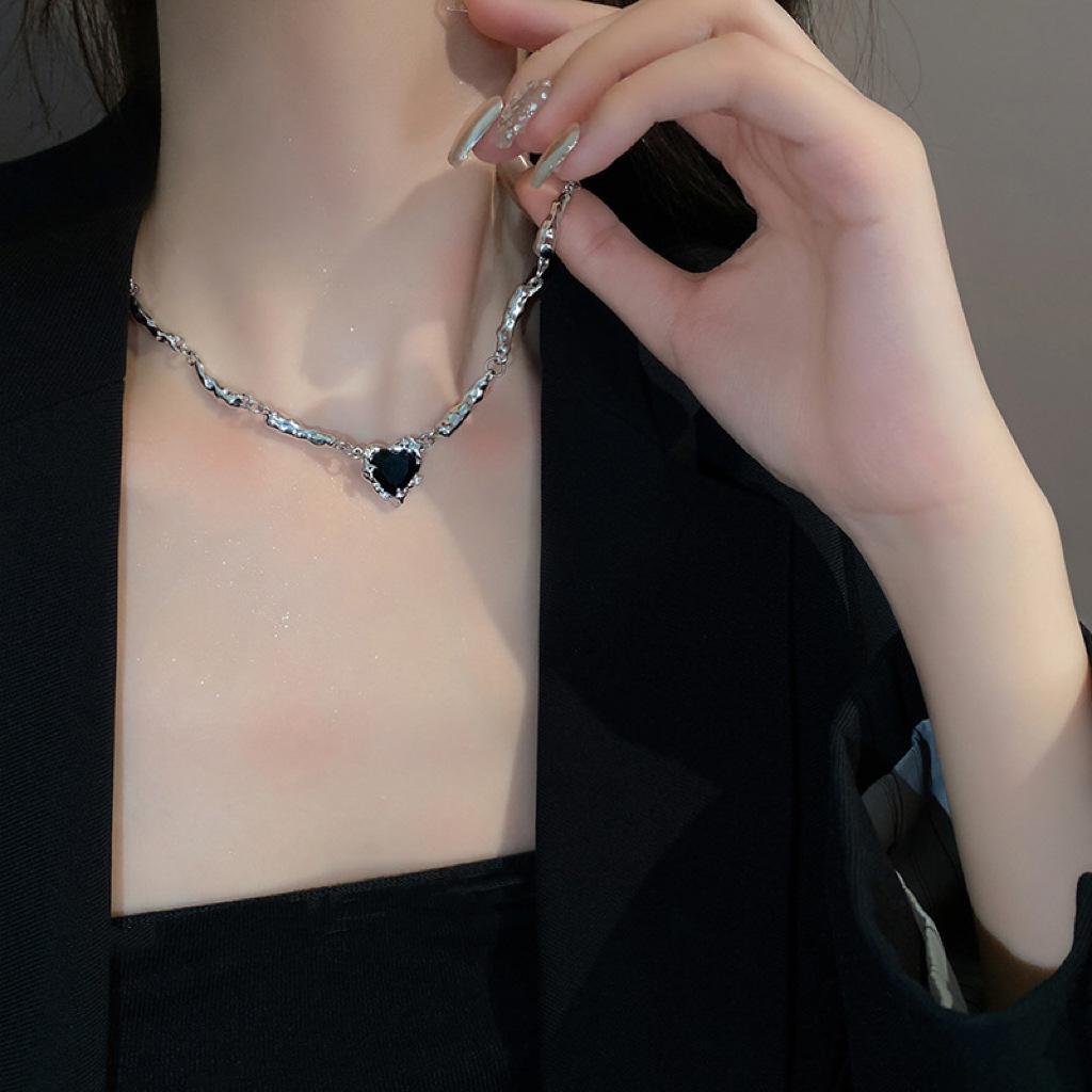 Light Luxury and High Grade Black Peach Heart Collar Chain for Spicy Girls with A Cold and Elegant Style, Exquisite and Niche Necklace