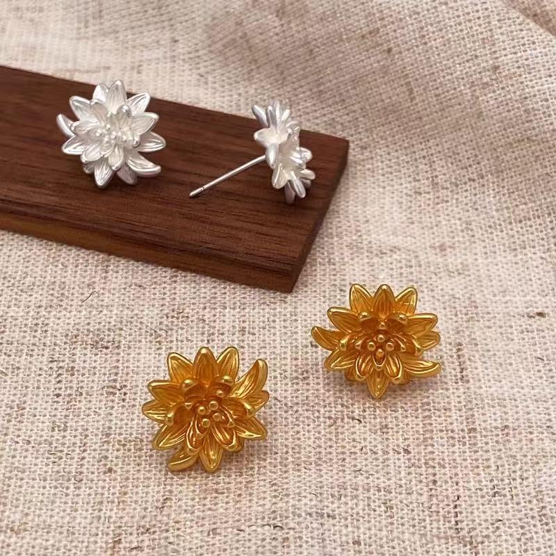 Retro Korean Lotus Petal Stud Earrings - Elegant, Versatile Women's Flower Design