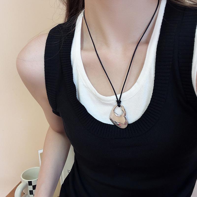 French Casual Wind Titanium Steel Triangle Necklace Light Luxury High Sense Simple Sweater Chain Trend Item Decoration Niche