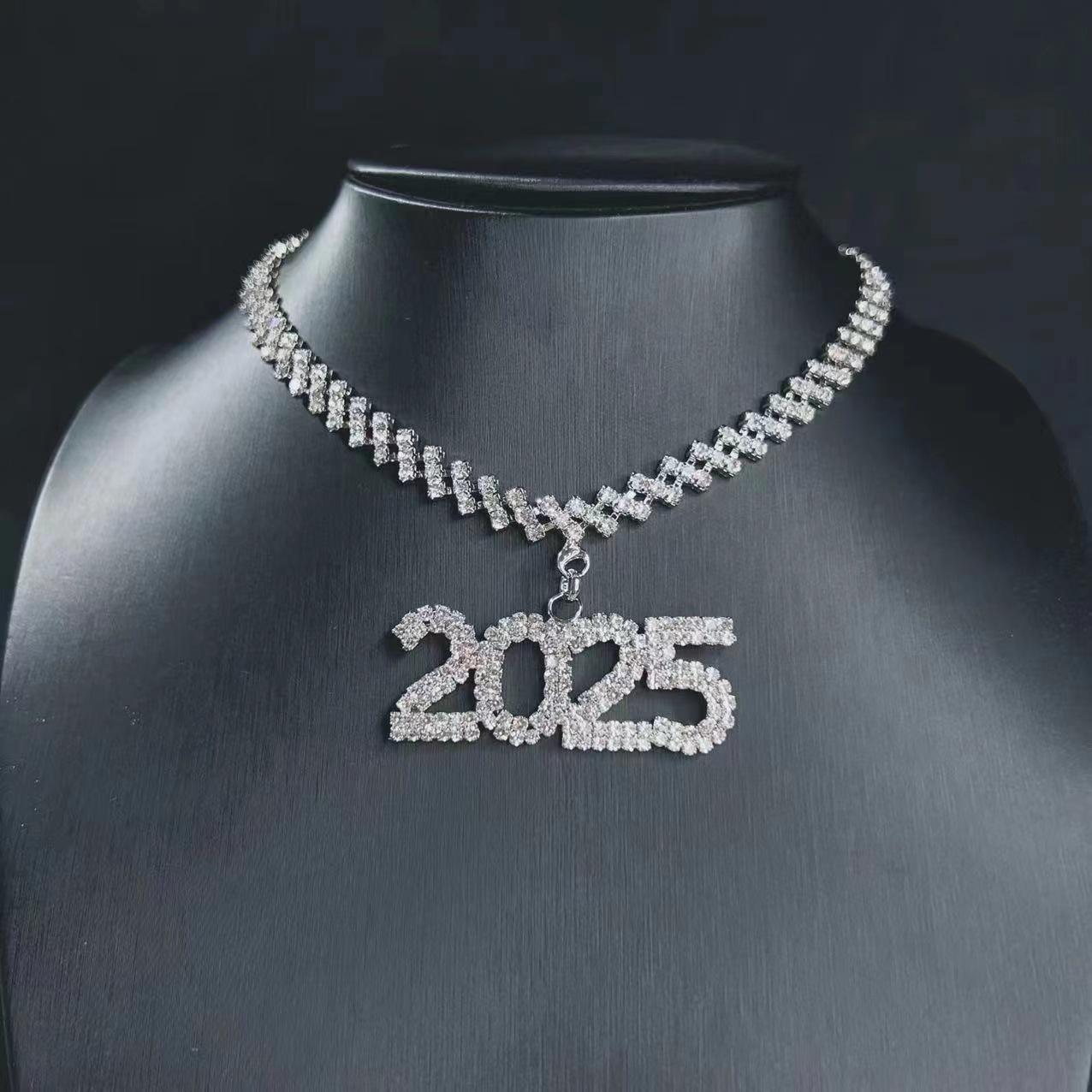 

Ожерелье с подвеской в виде цифры 2025 в стиле хип-хоп со стразами, персонализированное, блестящее, новогоднее ожерелье со стразами для женщин