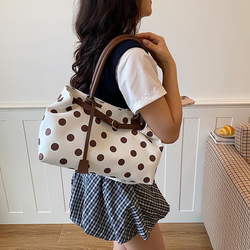 Koreanische Gepunktete Tragetasche mit Gürtelschnallen-Detail Damen Große Kapazität Lässige Umhängetasche Stilvolle Tägliche Pendler Arbeit Handtasche
