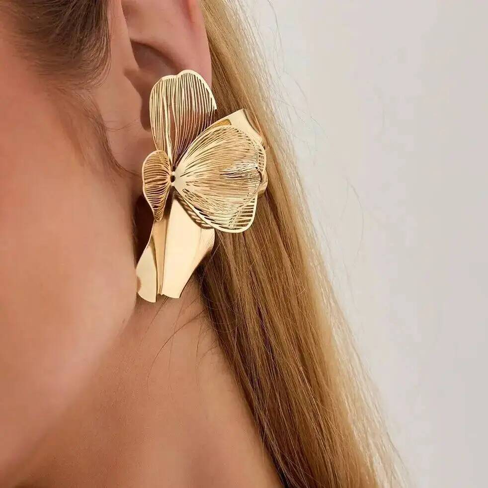 SHIXIN Creative Chic Petal Flower Stud Earrings Women Trendy Exquisite Wedding Bridal Gold Color Piercing Ear Daily Jewelry Gift