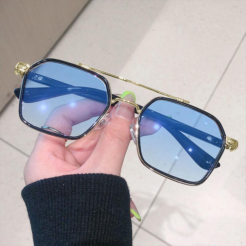Retro Double-Beam Color-Changing Sunglasses With Blue-Changing Myopia Sunglasses. The Same Style Has Degree Glasses Frames Without Background Color.