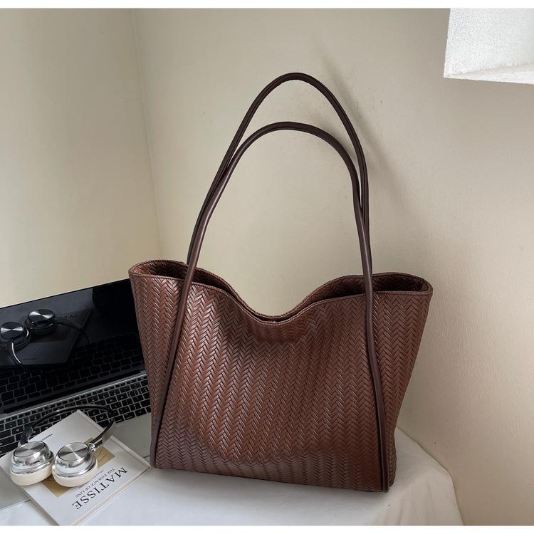 Tote bag women 2025 new fashion retro lazy wind large capacity shoulder bag high sense commuter armpit bag