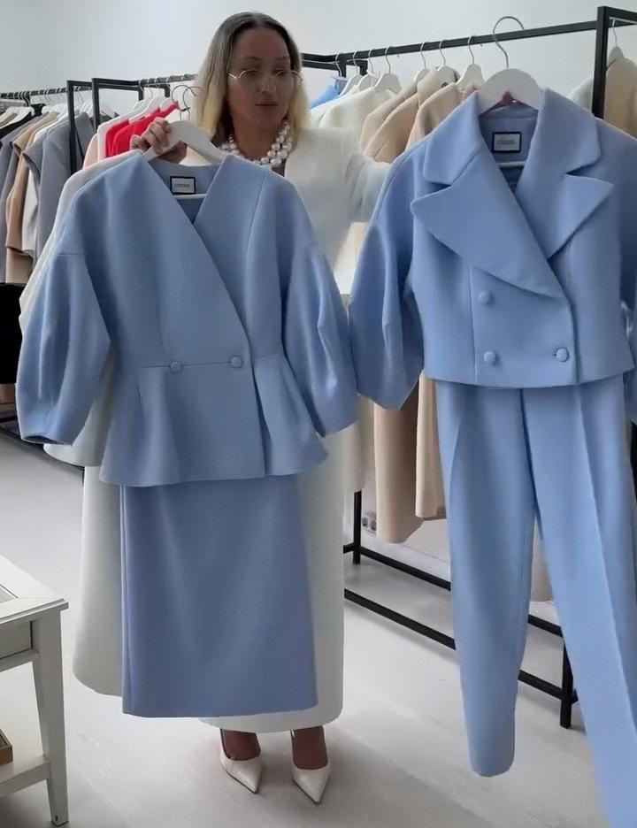 Dámská bílá halenka s V-výstřihem a nabíranými rukávy se sadou sukně slim fit, elegantní kancelářské oblečení