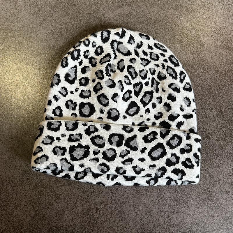 

Hat Knit Fashion With Leopard Print Design Suitable For Daily Cold Seasons