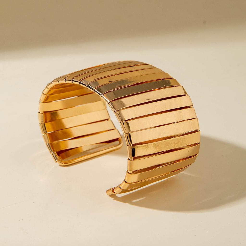 Hot-selling, exaggerated metal hollow pattern shape iron bracelet set, wire arm ring