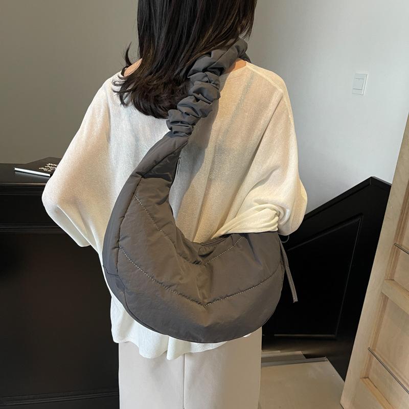 Winter Fashion Bag Women's 2025 New College Style Dumpling Bag Casual Large Capacity Shoulder Messenger Bag