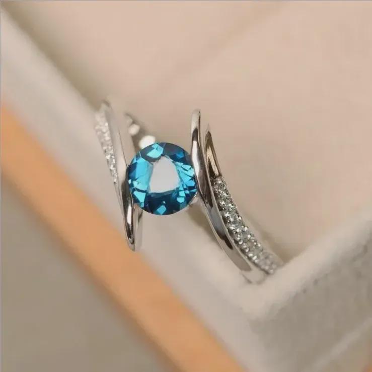 Fashionable European and American Zircon Rings: Elegant Women's Micro-Inlaid Design
