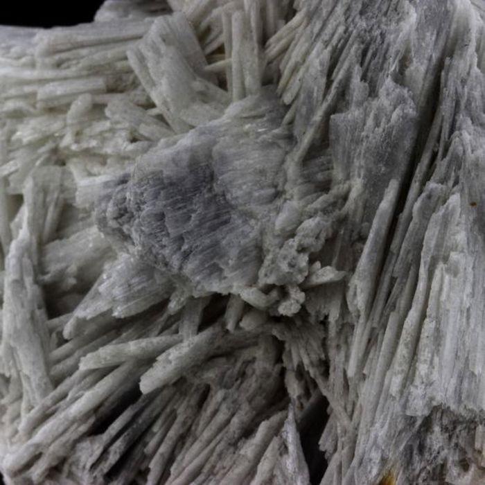 Pierres et Minéraux. Wollastonite. 881.40 ct. Ibity, Antsirabe, Vakinankaratra, Madagascar.