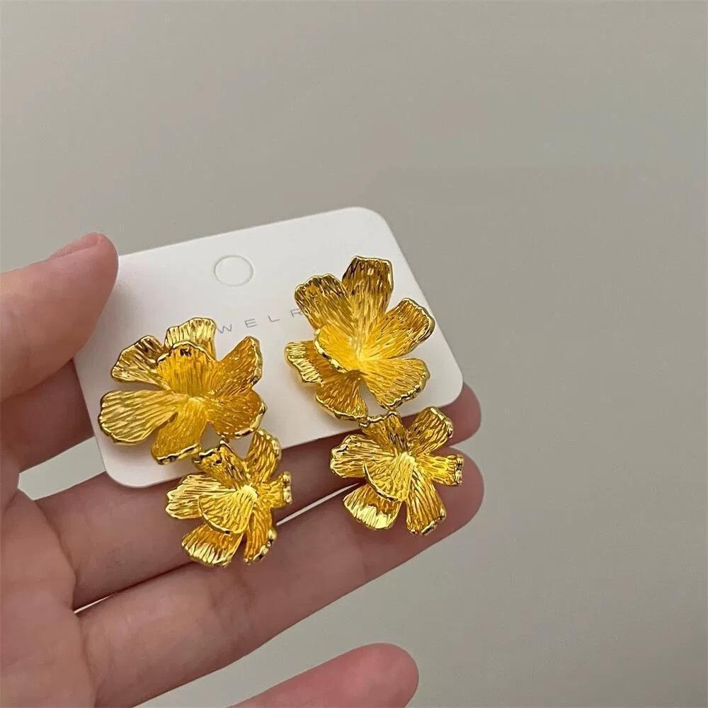

Wearing two golden flower stud earrings, women s spring light luxury niche high-end temperament retro explosive earrings