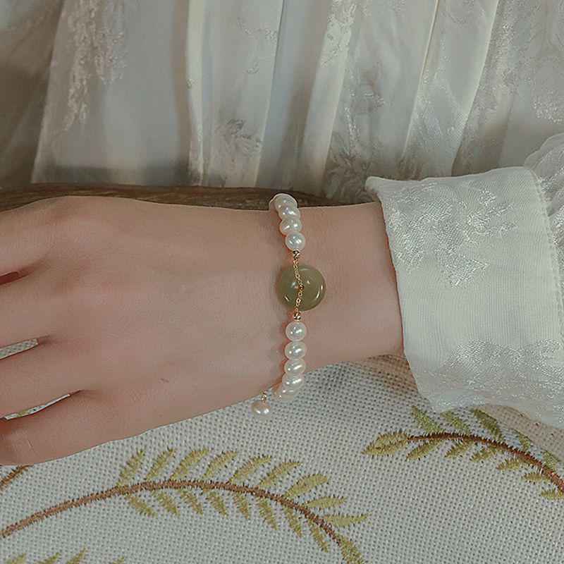 

Ежегодная защита Ожерелье из пресноводного жемчуга и нефрита Хэтянь с набором женских браслетов в стиле ретро