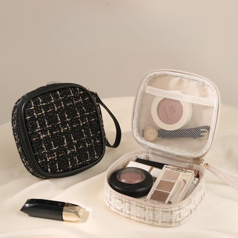 New High-end Gold Wire Women's Portable Makeup Bag with High Appearance and Large Capacity for Easy Storage,Travel Essentials