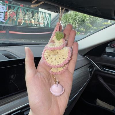 1pc Decoração Pendurada Fofa de Bolo de Carro Tecida à Mão Rosa Bolo Rosa Sino Saco Decoração Pendurada Ornamento Pendurado Espelho Retrovisor do Carro