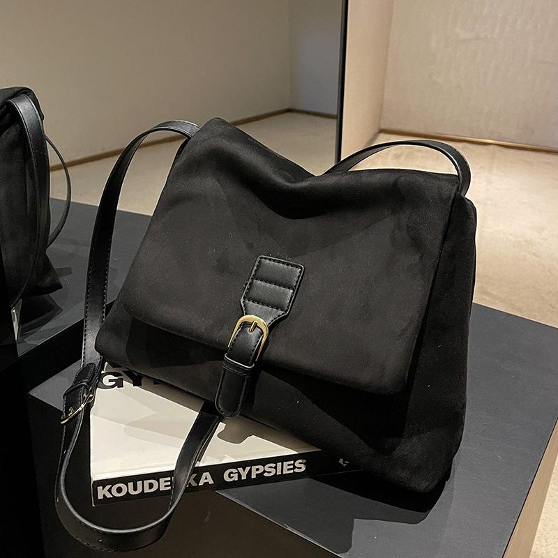 

Матовая сумка женская большой вместимости 2025 новая модная осенне-зимняя на плечо, кроссбоди, текстурная маленькая квадратная сумка чёрный