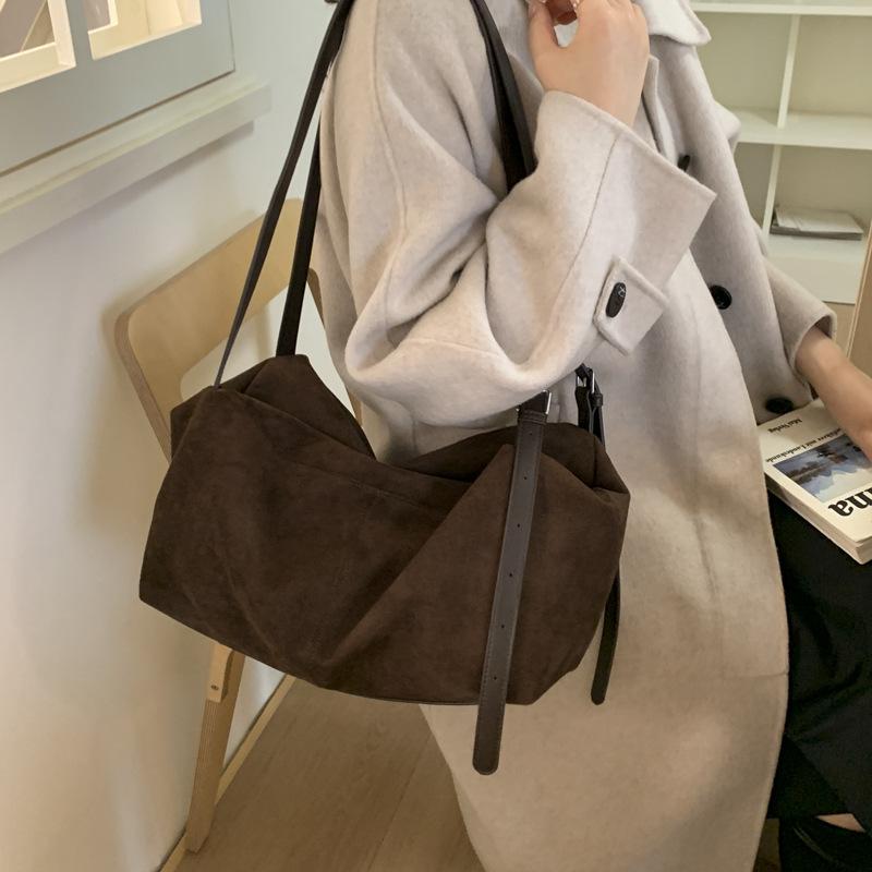 

Нишевый высококлассный осенне-зимний замшевый рабочий портфель для поездок на работу 2025 новая ленивая сумка на плечо/подмышку, сумка-тоут темно-коричневого