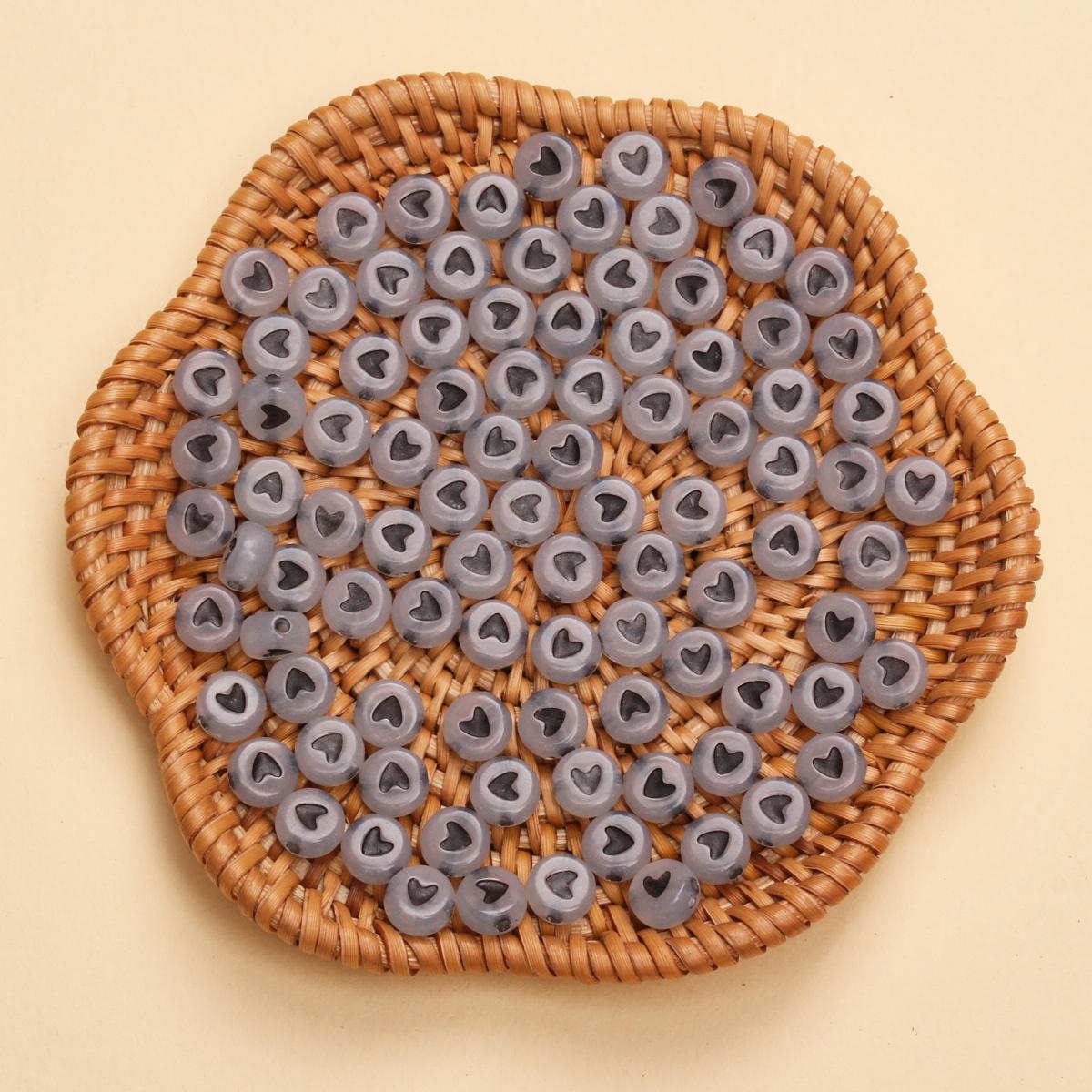 

100Pcs 7mm Flat Round Loose Spacer Acrylic Heart Pattern Beads for Jewelry Making DIY Handmade Keychain Necklace Bracelet Earrings Fashion Materials