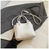 Retro large-capacity high-quality textured handbag, new autumn and winter shoulder messenger bag, versatile bucket bag.