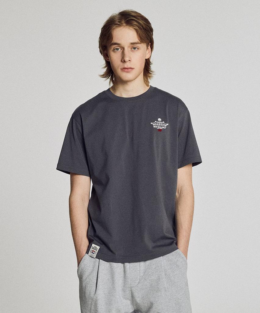 New Balance Seoul Giwa Exklusives Kurzarm-T-Shirt (HOLZKOHLE)