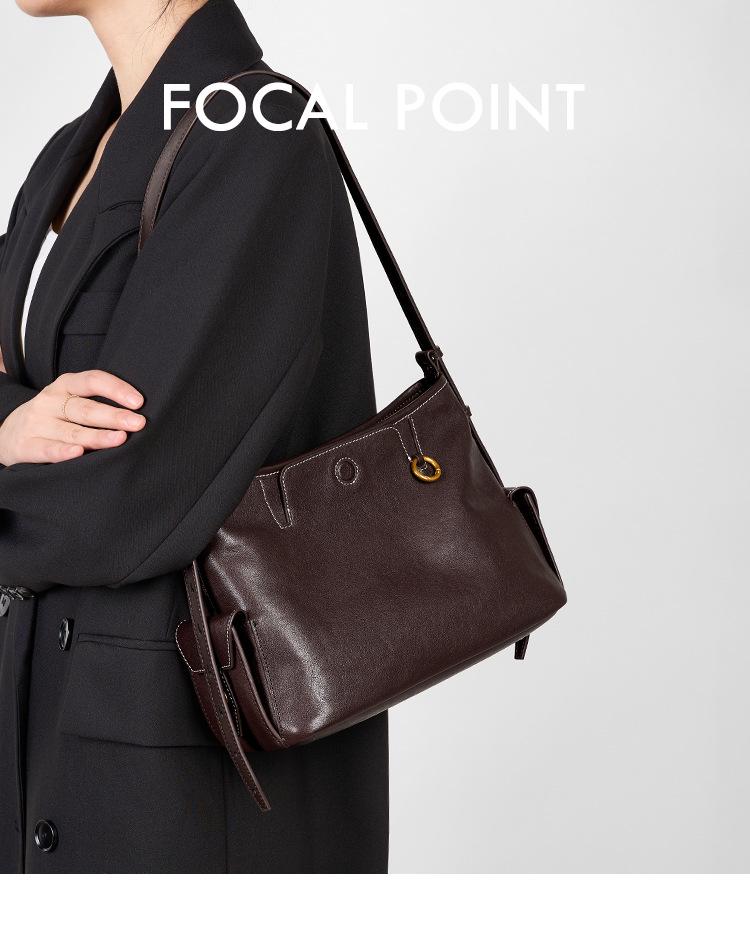 Vegetable-Tanned Cowhide Tote: New Style 2026 Women's Commuter Shoulder Bag with High-End Feel and Unique Design.