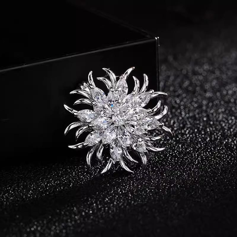 Flower Brooch, High-end Women's Brooch, Exquisite and Elegant, Luxurious Brooch, Summer Anti-glare Clasp