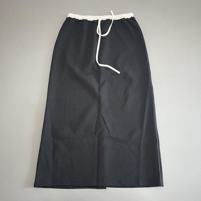 

Универсальная юбка с контрастной талией: Эта повседневная хлопковая юбка с эффектным верхом и разрезами по бокам идеально подойдет для весны.